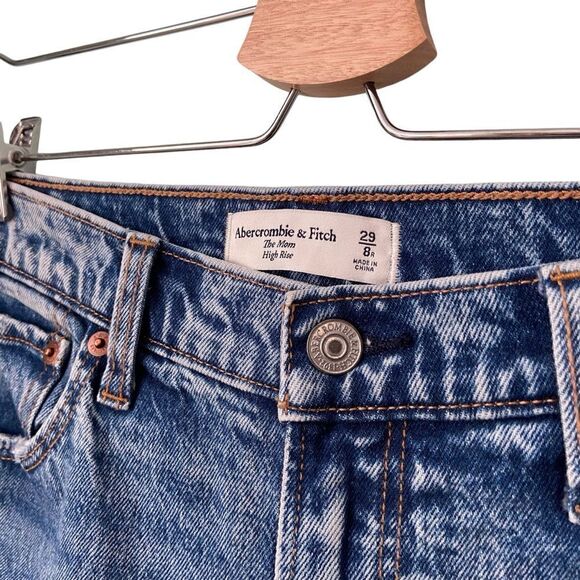 Abercrombie & Fitch The Mom High Rise Distressed Jeans in Size 8R | W29 - Picture 3 of 9
